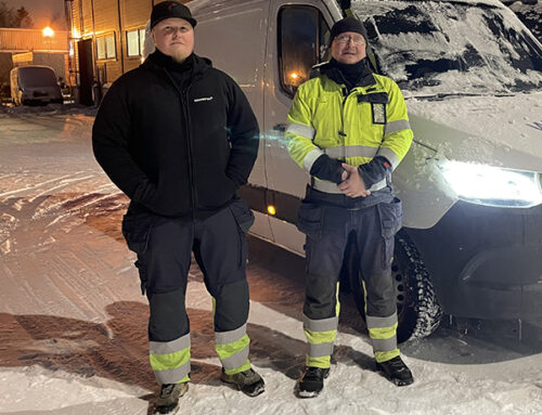 Wennstromin huoltoasentajat Kaj ja Willy ovat töissä kollegat, vapaalla isä ja poika